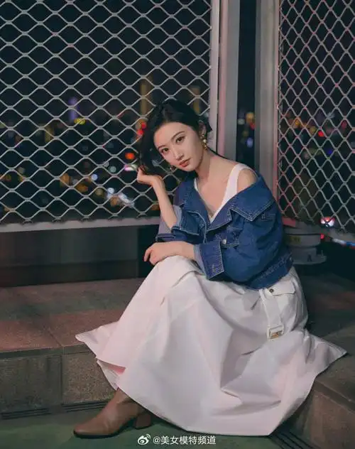 景甜穿连衣裙秀精致锁骨小露香肩气质清纯温柔