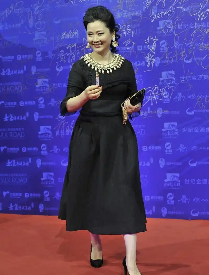 何赛飞才是真正的风韵犹存,别人穿得俗的粉旗袍,她穿上韵味十足