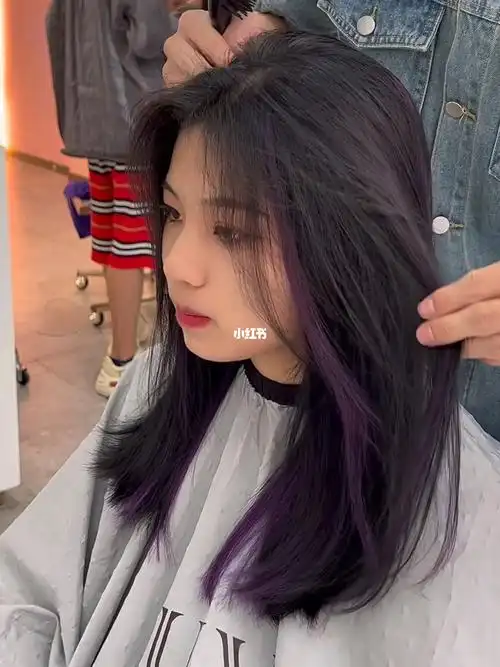 紫色和黑色的挑染碰撞在一起