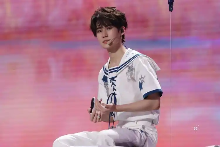 一起欣赏神图吧!#张真源 #舞台 #神级 - 抖音