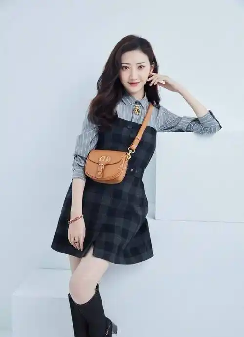 景甜终于换风格了,穿皮质西装尽显霸气御姐范,眼神凛冽不好惹_造型