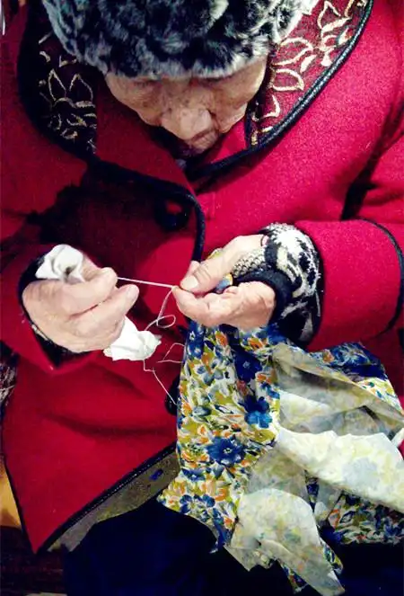 世纪老人的百岁生日 五世同堂还能穿针引线缝缝补补