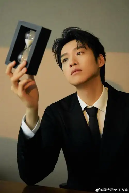 黑西装白衬衫品茶的大勋,帅气有型的大帅哥|魏大勋_新浪新闻