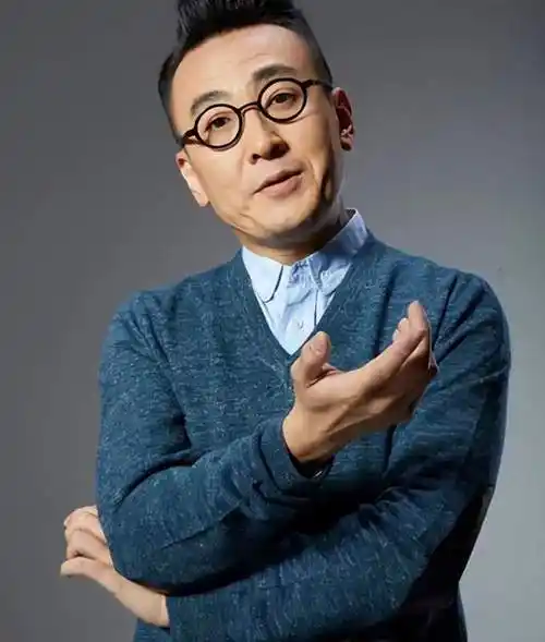 窦唯现身灵隐寺,身材发福,衣着随便,与前妻王菲相差太远了|歌曲|新歌