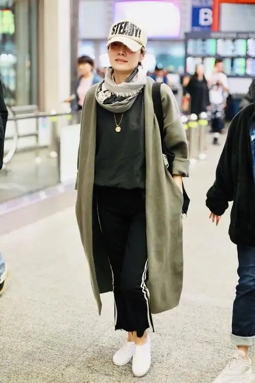 马伊琍穿长针织衫好气质混搭t恤配运动裤休闲舒适又时髦