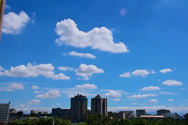 蓝天渲染白云飞