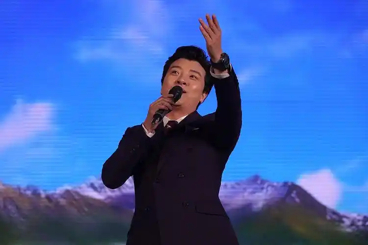 青年男高音歌手黄训国