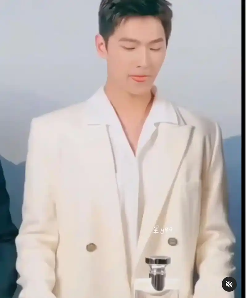 杨洋他有时候会在综艺节目或者采访中吐舌头,这是真的是他一种个性和