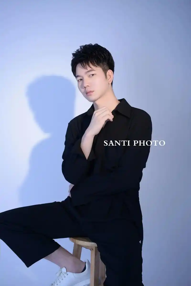 摄影工作室 #西装杀 #形象照 #客片分享 白衬衫黑西装男 - 抖音