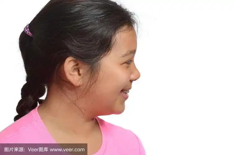 可爱的十岁女孩的侧面头像