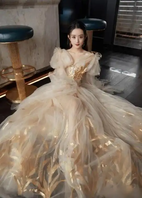 赵丽颖是刚出逃的公主吧,金色礼服裙好耀眼,真是美成"仙女"了