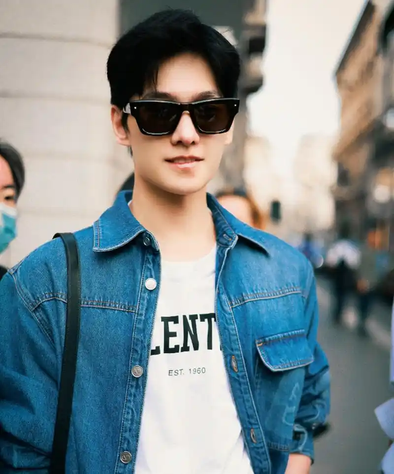 路人手机下的杨洋,时尚帅气