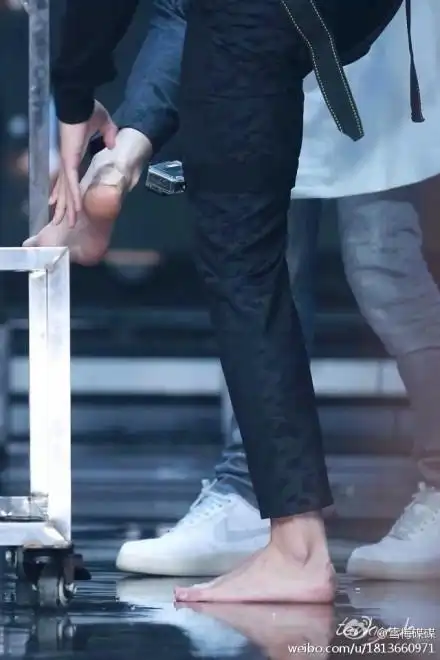 李易峰唐嫣穿情侣装曝吻戏李易峰疑拍盗墓笔记受伤