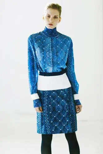 preen 服饰的重点在于以衣服上那垂坠的细节,流露出一种不对称的现代