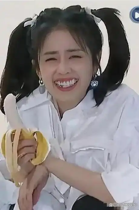 "烤瓷牙"上镜多尴尬?嘴凸包不住,牙比灯还亮,网友吐槽怎么看