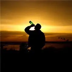 男人喝酒伤感头像孤独寂寞的男人独自喝酒伤感图片头像