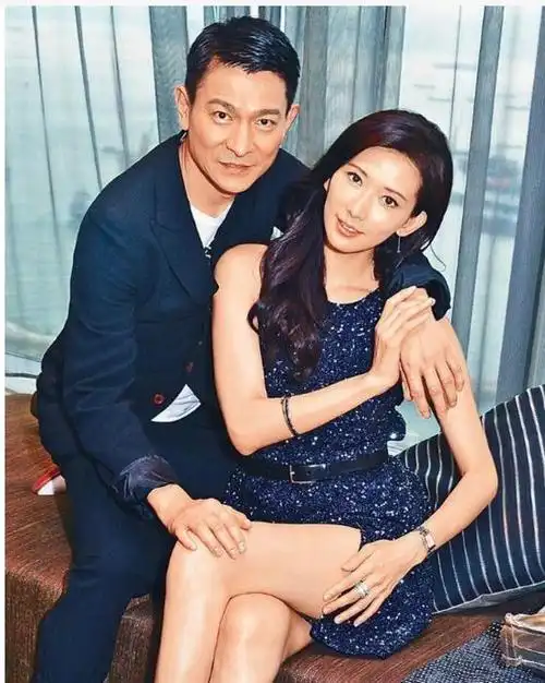 林志玲刘德华合照流出,他越老越帅,林志玲开叉裙妩媚性感