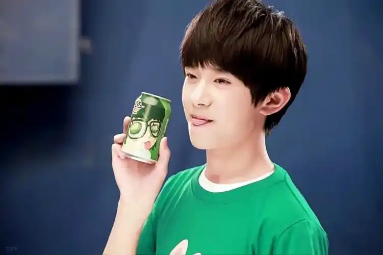 帅气易烊千玺桌面锁屏_时而高冷时而可爱