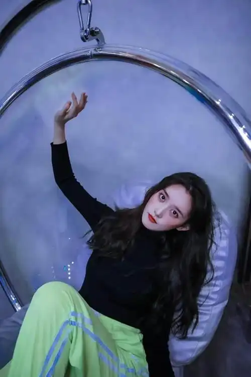 蒋依依的机场穿搭(19岁蒋依依学坏了)2