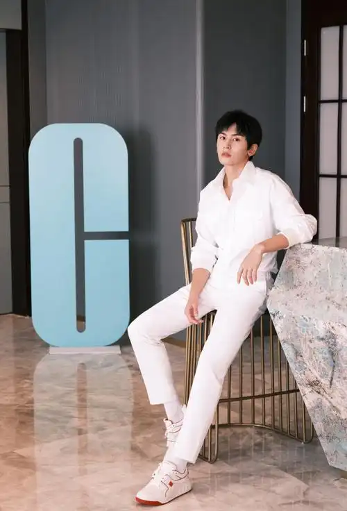 张哲瀚白色简约风造型