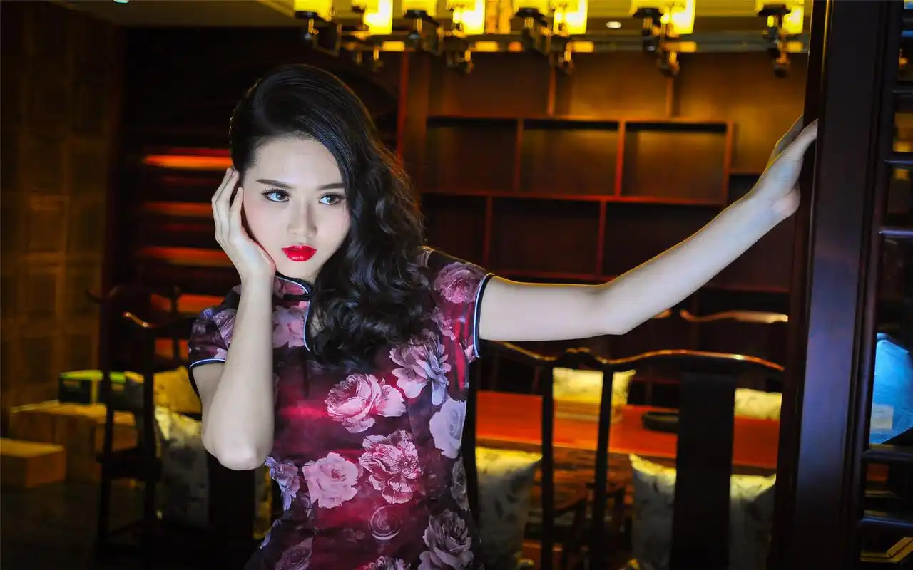 性感旗袍美女妩媚红唇诱惑写真桌面壁纸