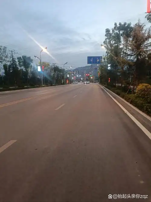 94 傍晚的街道,宁静又神秘,仿佛走进了一幅画.