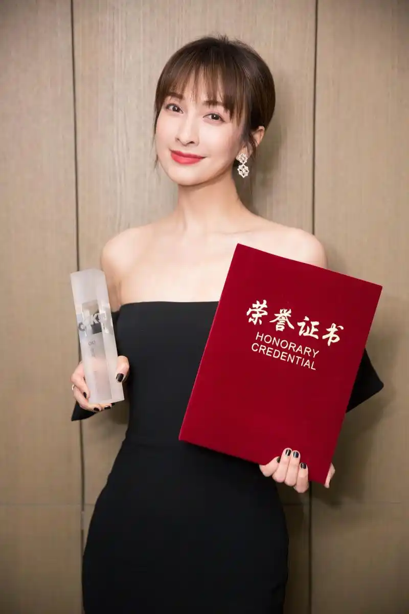 感谢ok挚爱风格大赏的邀请和肯定 吴昕年度挚爱跨界明星 同时宣告吴昕