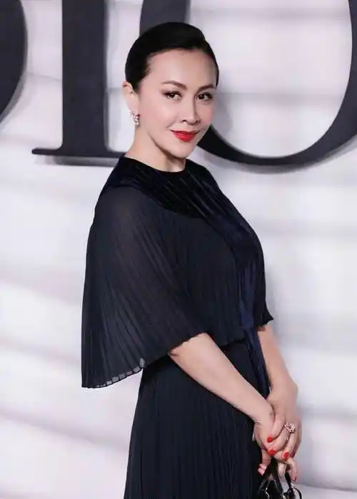 刘嘉玲出席某活动身穿一袭黑裙高贵优雅气场强大_嘉玲姐_女神_大气