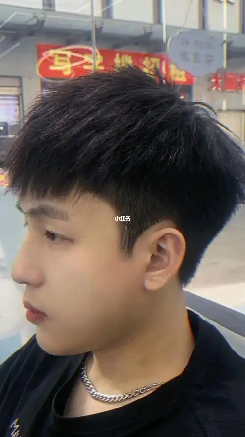 阳光干净跟长发比较来说这种会更干净一些有条件的可以烫一下摩根烫