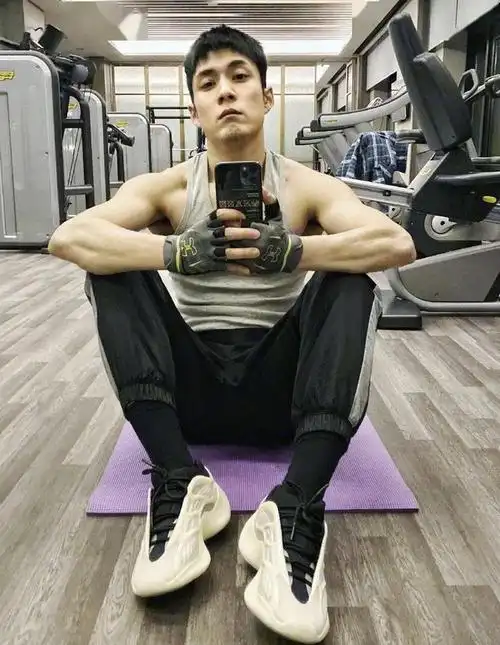 当男明星开始秀肌肉:白敬亭洗澡曝光,杨洋王一博半裸出镜!