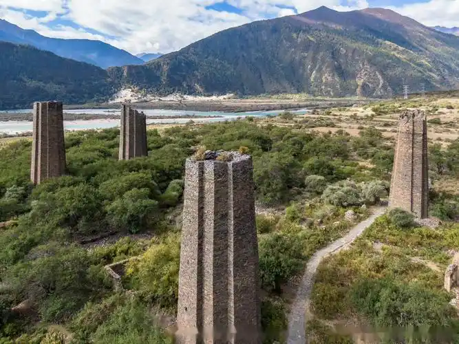 国道318,被誉为"中国最美的景观大道",沿途风光旖旎,自然景观丰富多彩