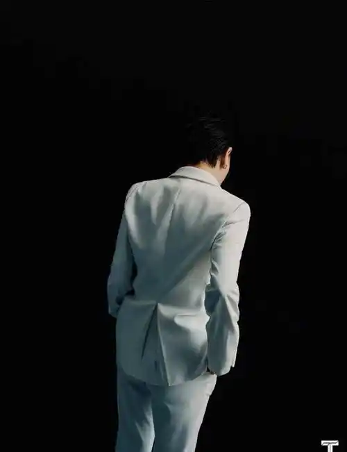 穿起乳白色西装套装的刘嘉玲,仅是孤独背影,就要人感受到时尚潮流与