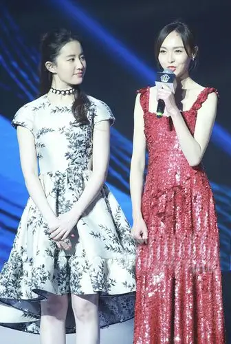 唐嫣刘亦菲黄子韬吴磊"时装之夜"一起下台,谁表现绅士一目了然