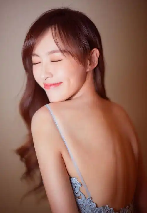 唐嫣穿衣露背尺度大开,婚前婚后风格截然不同,幸福指数一目了然