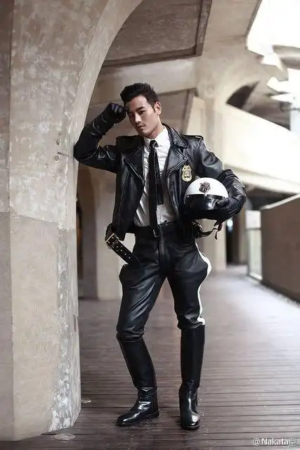 怎么看待男生穿靴,长靴或军靴,什么感觉 会不会感觉是个娘炮.