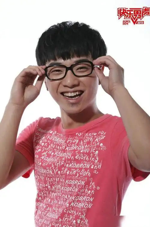 华晨宇陷整容风波,旧照公开似认不出,看起来就像两个人