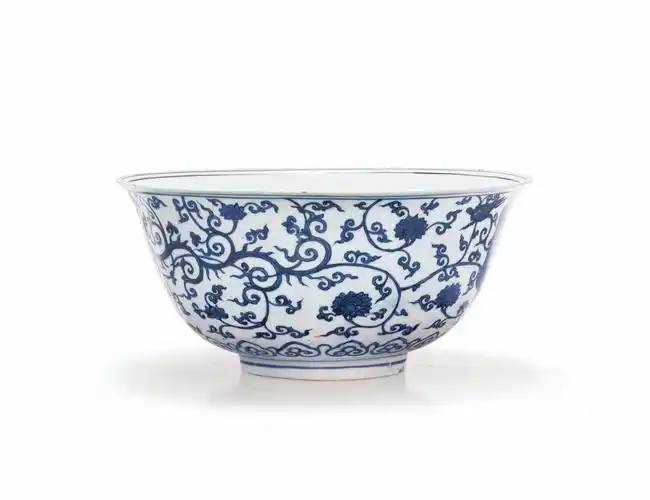 苏富比官窑瓷片标本-明代成化官窑青花缠枝绞碗明代成化官窑青花缠枝