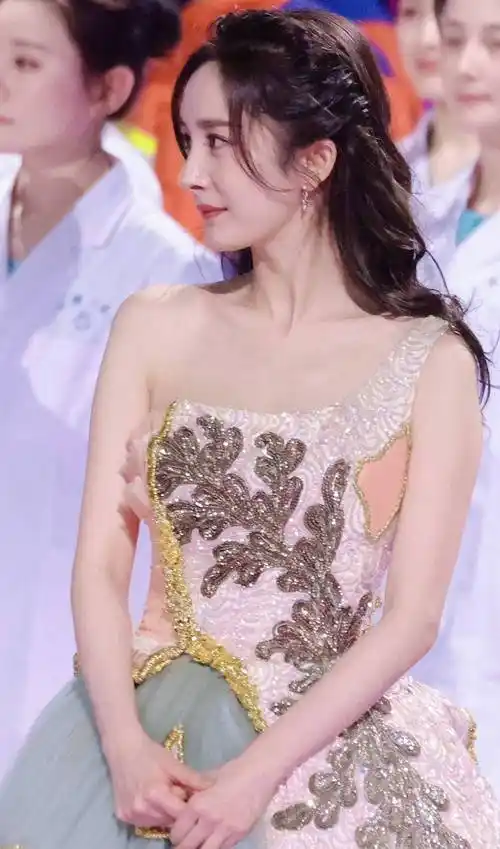 "娱乐女王"杨幂:状态青春身材性感,造型切换自如气场全开 6767