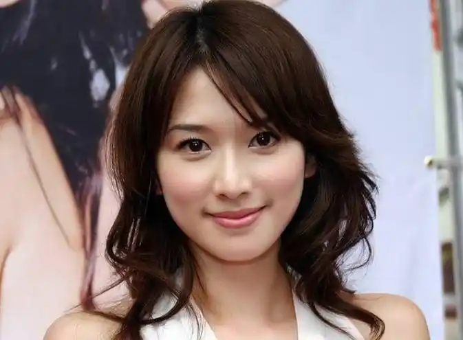 林志玲早期美照,抹胸长礼服现身某活动,性感优雅妩媚动人!