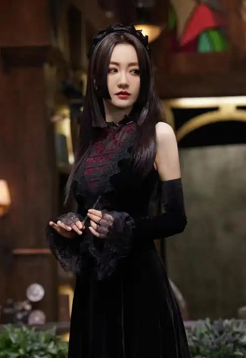 综艺节目《明星大侦探》第八季,杨蓉的新造型又来了,这一次不仅风格大