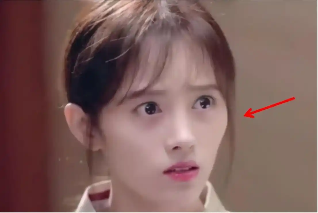 离开发型的加持后,鞠婧祎暴露颜值缺陷,额骨发育不对称