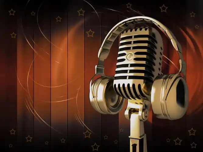 复古麦克风木制背景