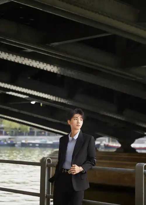 悠闲 ,惬意的漫步塞纳河畔 ,帅气又有型 ,一会儿秀场见啦  ～#王俊凯