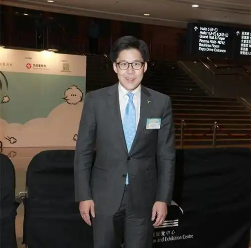 霍启刚儿女双全可弟弟霍启山霍启仁却曾身陷丑闻至今未婚