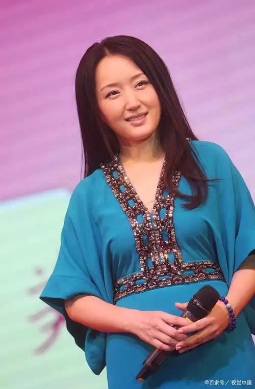 杨钰莹巴黎时装周生图大曝光!穿马甲套装拎20万包包打扮精致