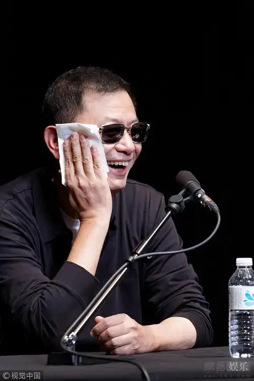 王家卫戴标配墨镜现场畅聊托腮卖萌