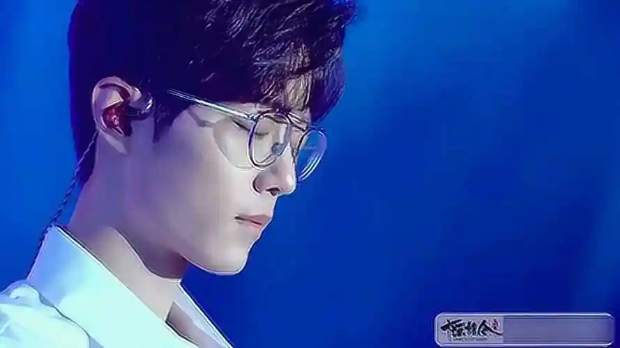 肖战饭制白衬衣金丝眼镜帅到犯规