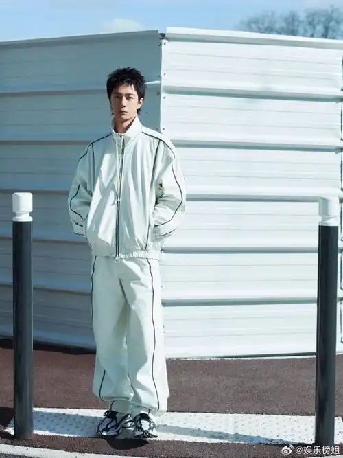 王一博看秀松弛感