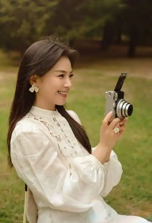 刘涛披肩长发白色套装户外野餐生活照_休闲_小白_牛仔裤