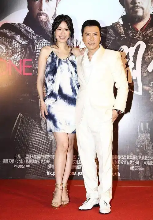 甄子丹妻子美得挺大方骨架有点宽但模特身材仍在穿透视裙好美